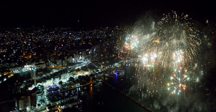 Veja vídeo: Queima de fogos vira espetáculo colorido na Baía de Todos os Santos