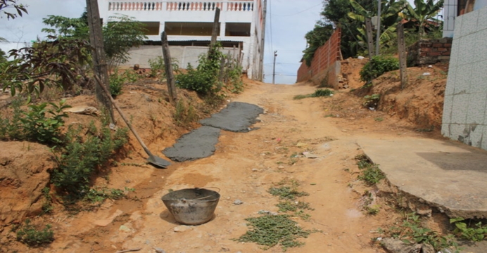 Cadê a Embasa? Moradores fazem vaquinha e por conta própria consertam vazamento em rede de esgoto em Mapele