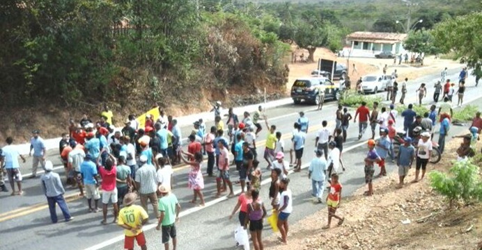 Grupo bloqueia dois sentidos da BR-242 falta de água.