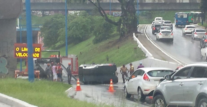 Carro capota no Dique do Tororó na manhã desta quarta (19)