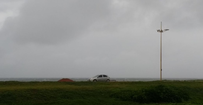 Trânsito fica lento em diversos pontos de Salvador por causa da chuva