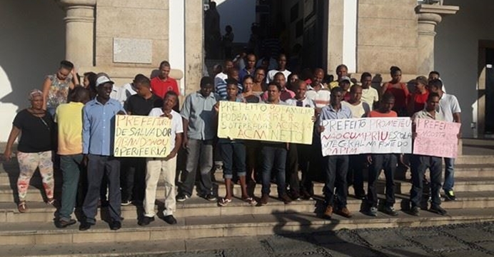 Vídeo: moradores protestam na Câmara de vereadores pedindo construção de encosta que foi prometido pelo prefeito há mais de dois anos.