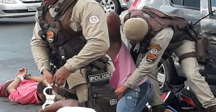 Veja vídeo: suspeitos trocam tiros com a PM na porta de shopping em Salvador e cinco acabam presos