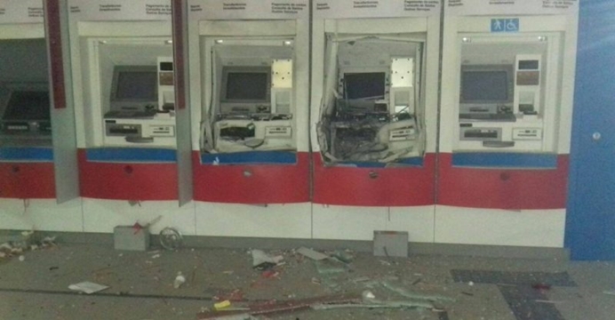 Trio fortemente armado explode caixas eletrônicos do Bradesco no CAB