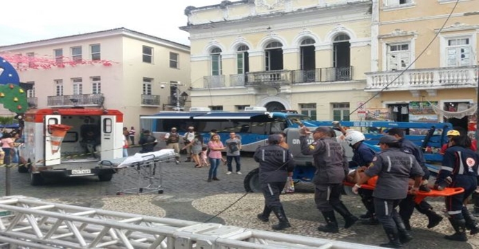 Parte de palco cede no Pelourinho e deixa quatro pessoas feridas