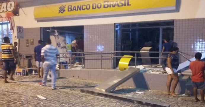 Segurança pública na Bahia é uma vergonha bandidos explodiram o cofre do banco do Brasil de Iuiú