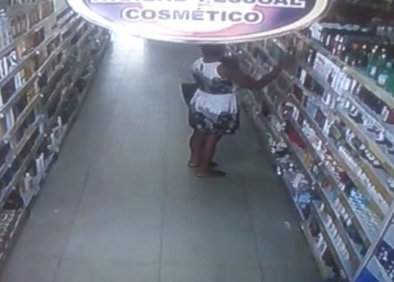 Vídeo: mulher é flagrada furtando em supermercado no bairro de Pirajá