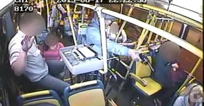 Passageiro reage e atira contra assaltante de ônibus em Lauro de Freitas