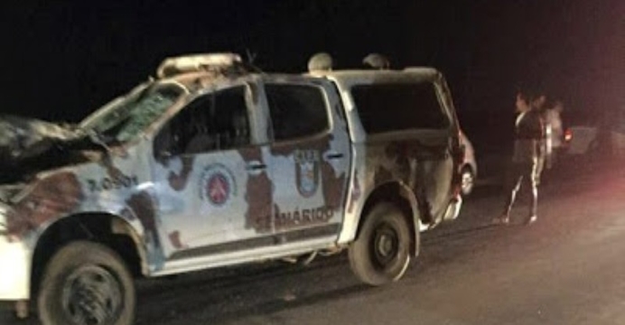 Acidente com viatura deixa dois mortos e PMs feridos na Estrada do Feijão