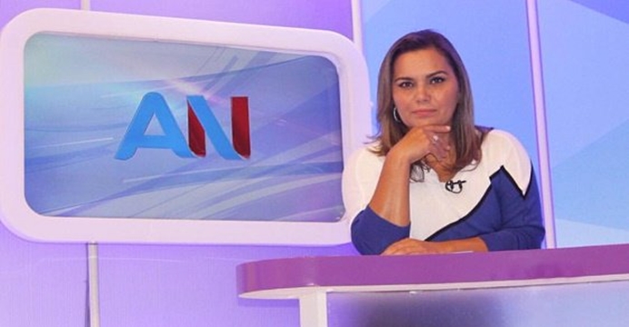 Apresentadora Carla Araújo é demitida da TV Aratu e posta desabafo nas redes sociais