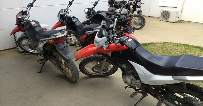 Seis armas e quatro motocicletas são apreendidas em operação