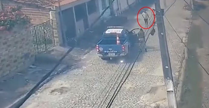 Veja vídeo: homem tenta agredir policial com facão e é baleado