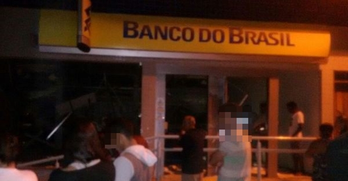 Bandidos fortemente armados explodem Banco do Brasil e Correios