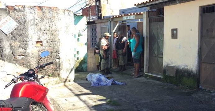 Homem morre na porta de casa atingido por bala perdida no bairro Jardim Santo Inácio