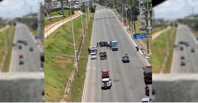 Roubo de carro termina em troca de tiros na região da Paralela neste sábado