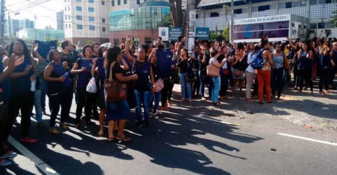 Funcionários de call center protestam na região da Central de Flagrantes, na avenida ACM