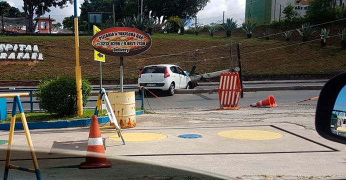 Motorista derruba poste na avenida São Rafael após bater carro