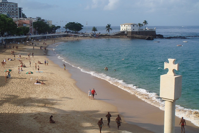 Corpo de homem é encontrado boiando em praia da Barra