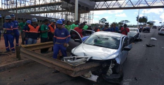 VÍDEO: Mulher morre após grade de ferro atravessar carro na Paralela; Bebê estava no veículo