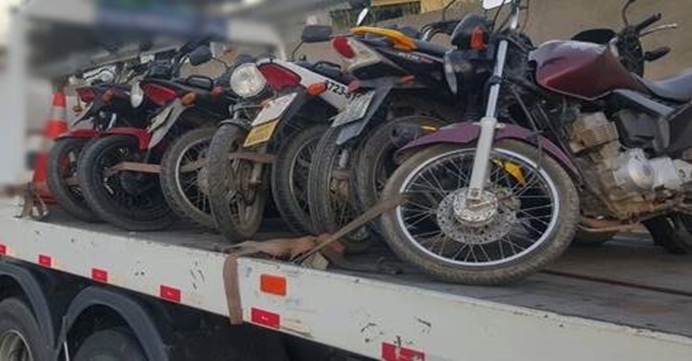 Criminosos fazem arrastão e usam caminhão para roubar motos em Simões Filho