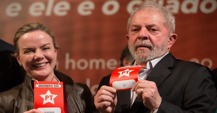 Em Curitiba, Gleisi afirma que apoiadores farão vigília para soltura de Lula