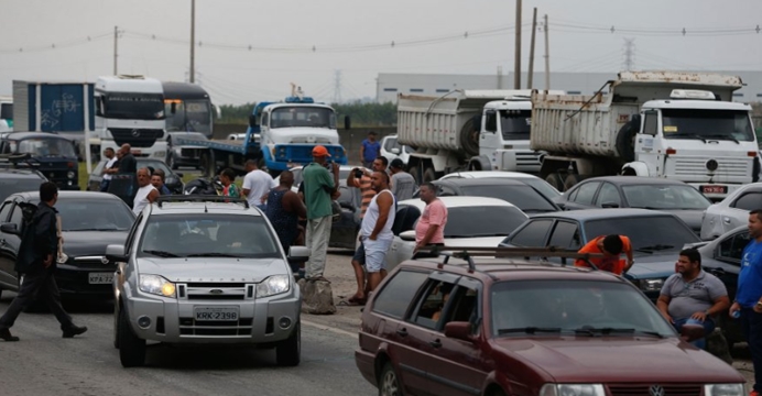 Cidades baianas ficam sem combustíveis, aeroporto e hospital podem fechar, e preços de alimentos sobem