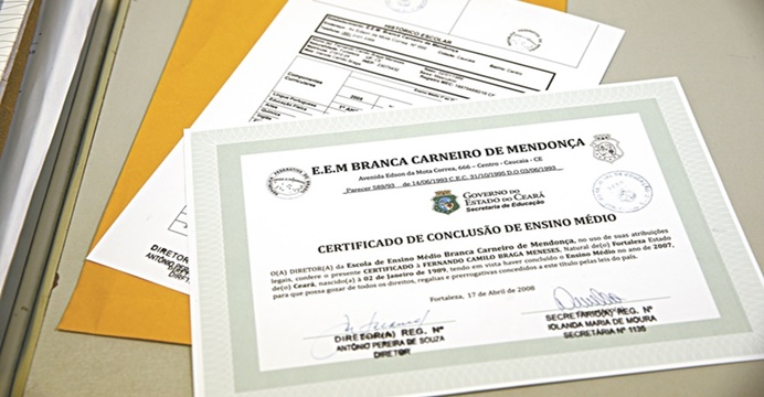 ENSINO MÉDIO: Mulher é presa com certificados de conclusão falsos.