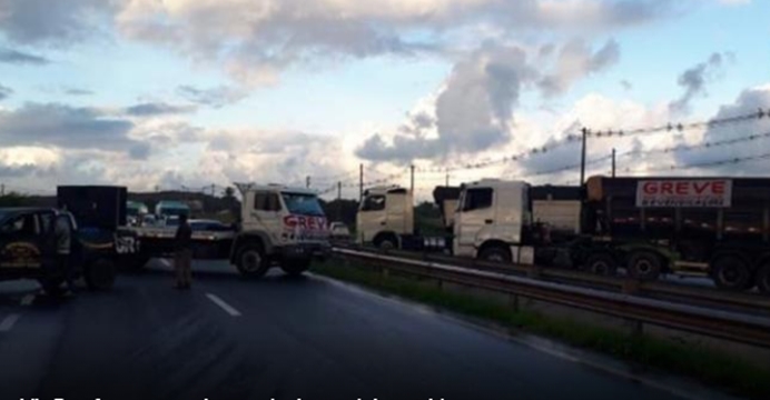 Caminhoneiros voltam a protestar contra alta do diesel na Bahia