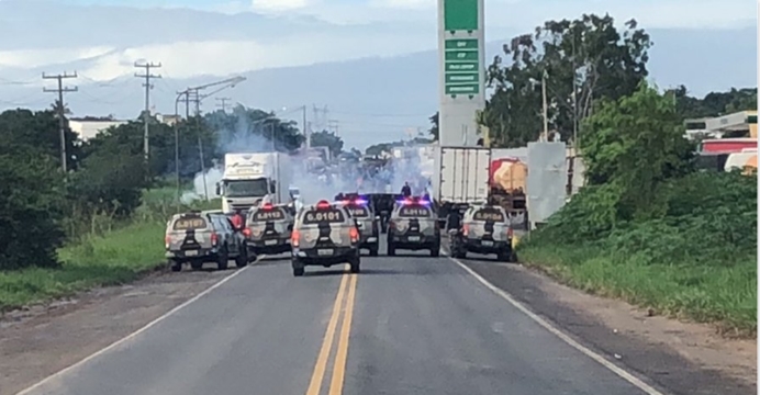 Vaja vídeo  Polícia entra confronto com caminhoneiros  em Alagoinhas