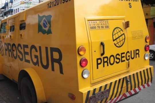 Seguranças ficam baleados em tentativa de assalto a carro forte no Engenho Velho da Federação