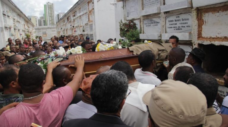 Sob lágrimas e aplausos, corpo de PM morto na Santa Cruz é sepultado no Campo Santo