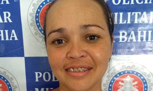 Após ser presa, traficante zomba, sorrindo da Polícia Militar em Paulo Afonso