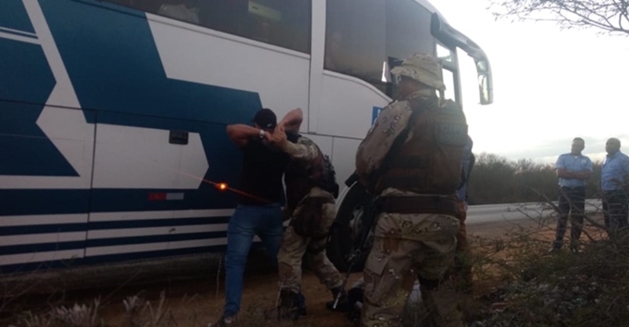 Operação ‘Viagem Segura’ flagra passageiro armado em ônibus na BR-116