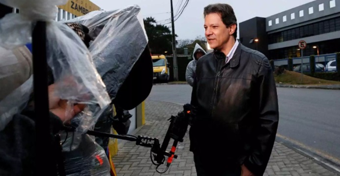 Após visitar Lula por 2 horas e meia, Fernando Haddad deixa sede da PF