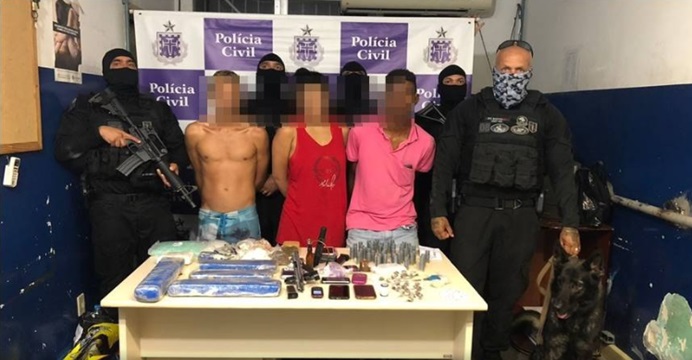 Simões Filho: COE estoura esconderijos de organização criminosa e apreende pistolas e drogas