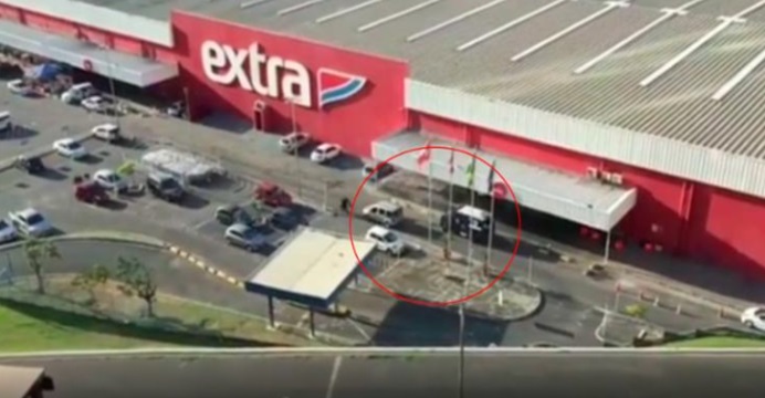 VEJA VÍDEO Bando assalta carro-forte em supermercado