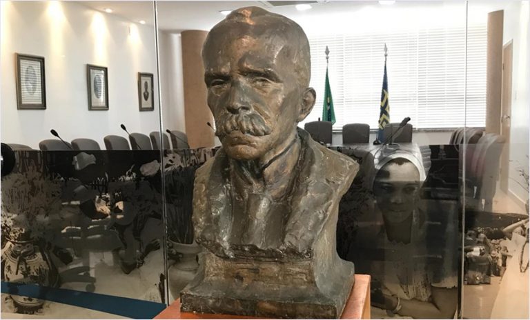 Busto de bronze roubado da Casa de Ruy Barbosa é recuperado em ferro-velho