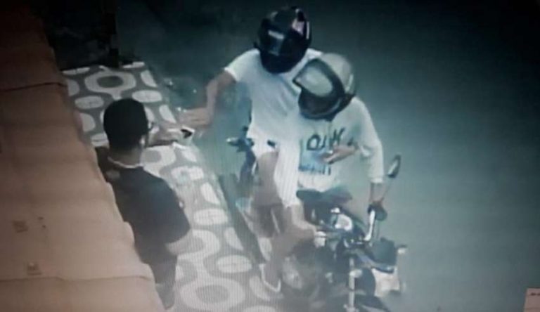 veja vídeo Dupla em moto assalta estudante a caminho da escola no bairro do Uruguai