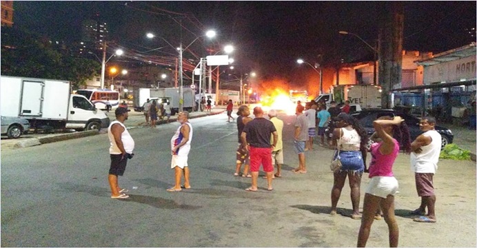 veja vídeo Urgente! Ônibus é incendiado durante manifestação na Sete Portas