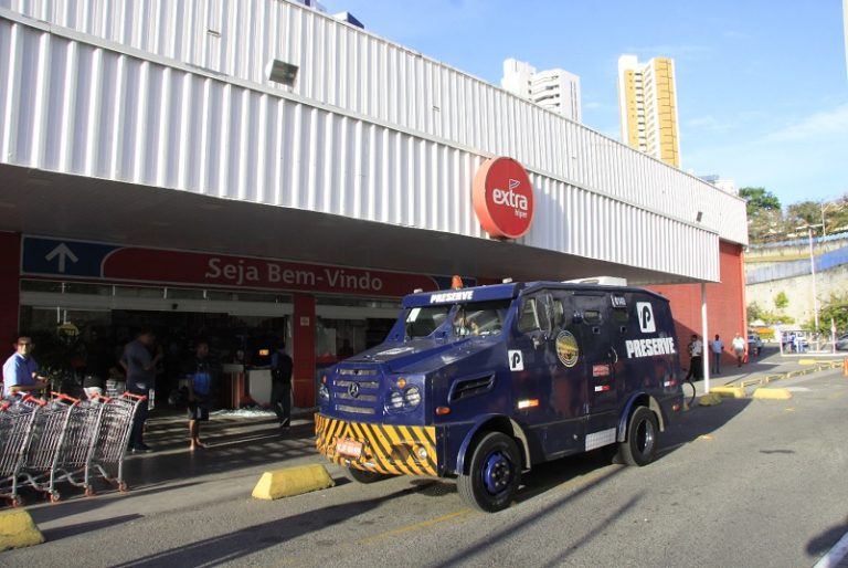 ‘Criminosos conhecem roteiros dos carros-fortes’, diz associação