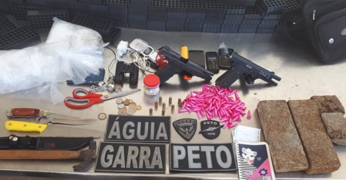 Bandidos fogem da polícia e abandonam sacola com armas e drogas em Tancredo Neves