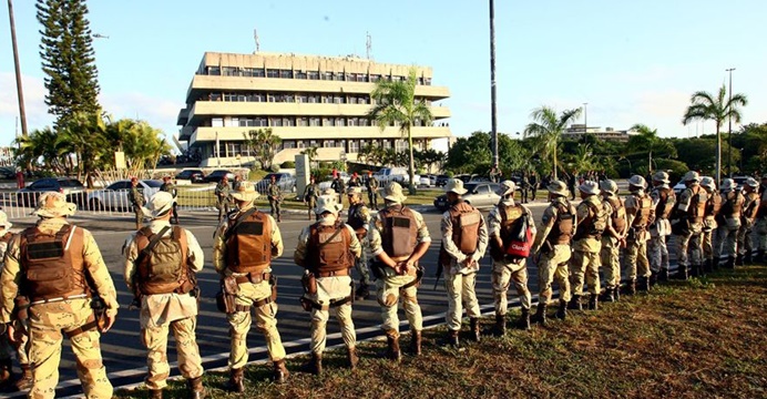 Policiais militares realizam assembleia e discutem possibilidade de greve