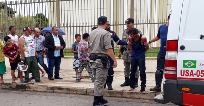 Homem invade igreja e esfaqueia fiéis durante culto