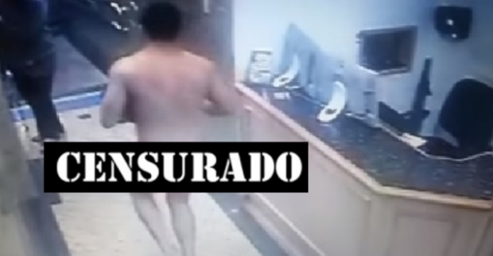 veja o vídeo Homem se nega a pagar travesti e foge pelado de motel