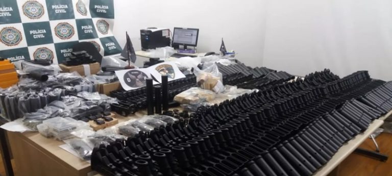 Polícia encontra 117 fuzis M-16 incompletos na casa de amigo do suspeito de atirar em Marielle e Anderson Gomes