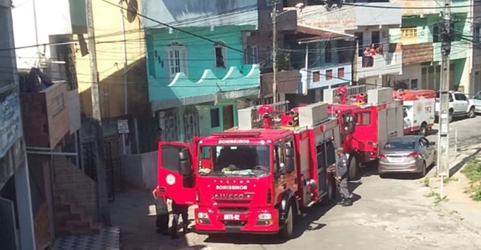 Explosão de botijão de gás provoca incêndio em residência, no bairro de Pau da Lima