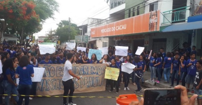 Estudantes fazem manifestações pede  melhorias na estrutura de escolas estaduais