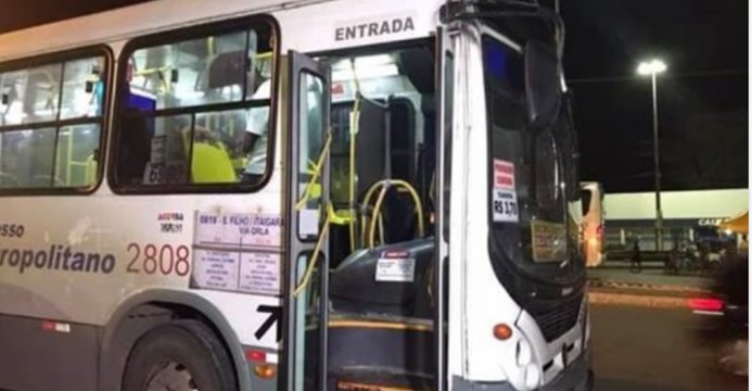 Quatro pessoas são baleadas após troca de tiros em ônibus de Simões Filho