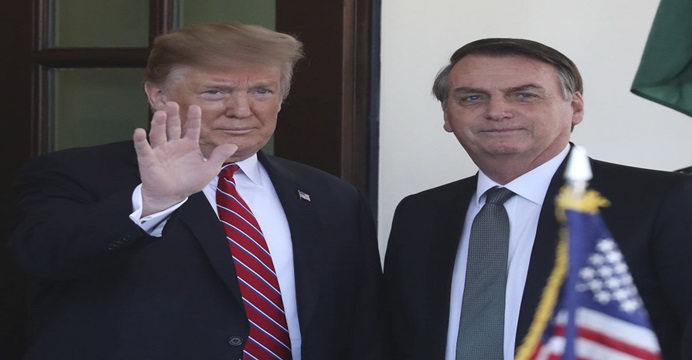 Com Bolsonaro, Trump diz que avalia facilitar vistos para brasileiros