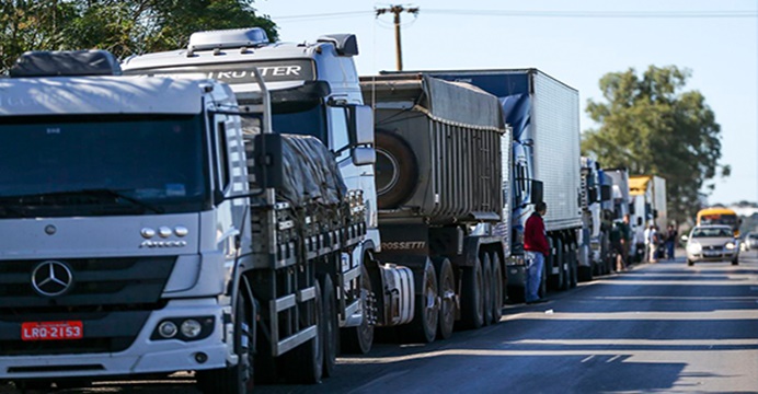 Após reunião com governo, caminhoneiros descartam paralisação